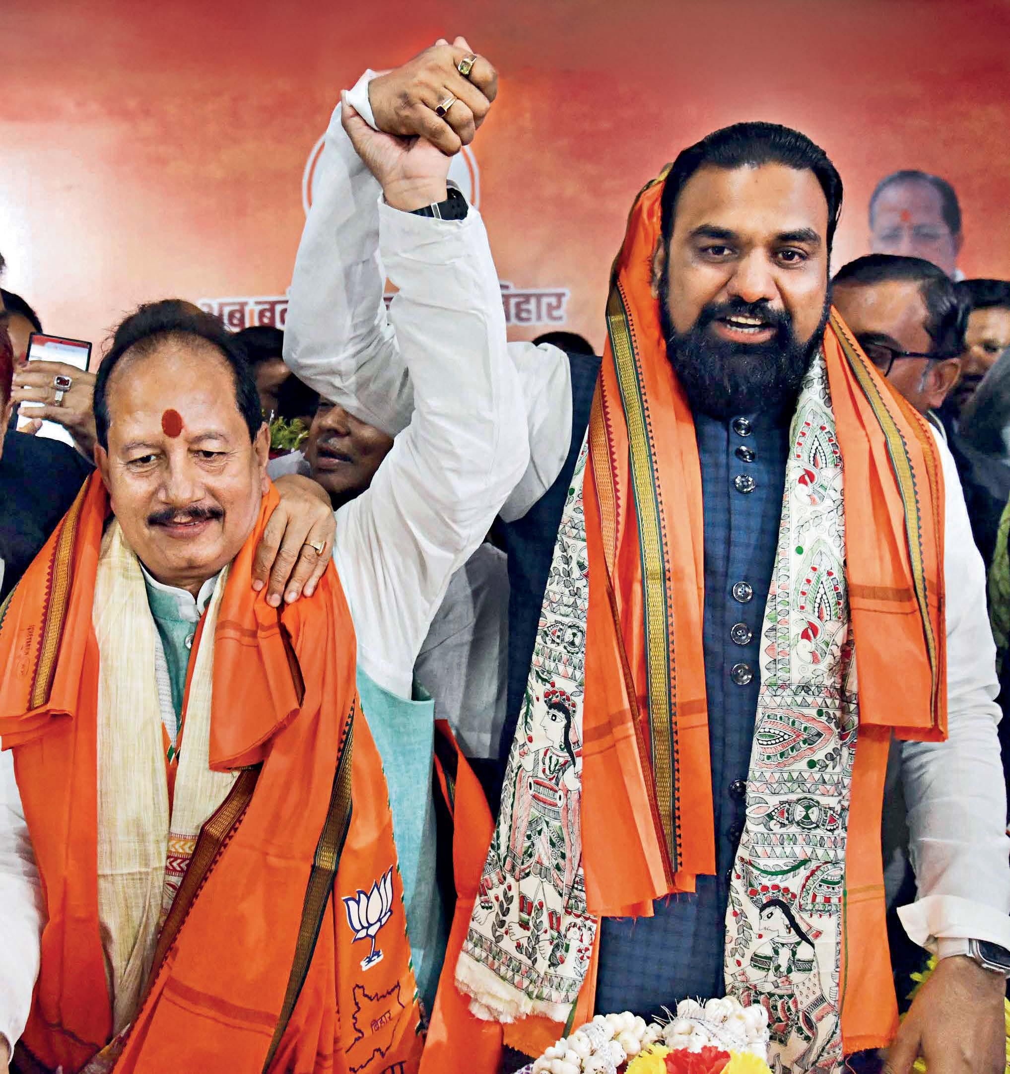 एक ने पकड़ी रफ्तार दूसरे पर सवालों के बार